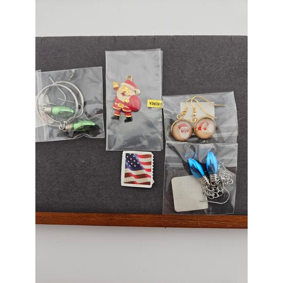 Holiday Jewelry Set Of 4 Santa Pendant & Earrings Christmas Light Dangle Drop - Picture 4 of 4